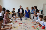 Bild Besuch bei den Projekttagen „well:come“; v.li.: Prof. Dr. Peter Fleischmann, Präsident des Rotary Clubs Nürnberg Sebald, Kiki Schmidt, Amt für Kultur und Freizeit, Cornelia Trinkl, Referentin für Schule und Sport, Elisabeth Ries, Referentin für Jugend, Familie und Soziales, sowie Workshopleiterin Maja Bohnhoff (li. vorne) und Schülerinnen und Schüler der Klasse 5/6 der Dr.-Theo-Schöller-Mittelschule.