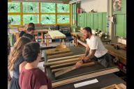 Bild Vom rohen Holzstück zur Bankbelattung: Mitarbeitende der noris inklusion informieren sich in der Sör-Schreinerei über den Produktionsprozess. 