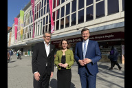 Bild Wöhrl verlängert Zwischennutzungs-Vertrag im ehemaligen Kaufhof (von links): Thomas Weckerlein, Vorstandsvorsitzender der Rudolf Wöhrl SE, Wirtschafts- und Wissenschaftsreferentin Dr. Andrea Heilmaier sowie Oberbürgermeister Marcus König vor der Wöhrl Outlet Welt im ehemaligen Kaufhof-Gebäude.