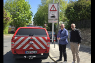 Bild Bürgermeister und Erster Sör-Werkleiter Christian Vogel (links) und der Geschäftsführer der ausführenden Firma Firma Hofmockel, Stefan Landgraf, haben am Dienstag, 28. April 2026, die neue Signal-Warnanlage an der Unterführung Zerzabelshof der Öffentlichkeit übergeben.