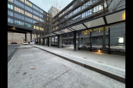 Bild Mit zusätzlichen Sitzbänken, Windschutzwänden und Überdachungen bietet der Zentrale Omnibusbahnhof ab sofort eine verbesserte Aufenthaltsqualität für Busreisende.  