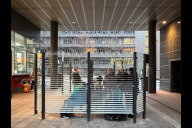 Bild Mit zusätzlichen Sitzbänken, Windschutzwänden und Überdachungen bietet der Zentrale Omnibusbahnhof ab sofort eine verbesserte Aufenthaltsqualität für Busreisende.  