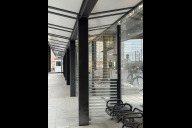 Bild Mit zusätzlichen Sitzbänken, Windschutzwänden und Überdachungen bietet der Zentrale Omnibusbahnhof ab sofort eine verbesserte Aufenthaltsqualität für Busreisende.  