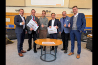 Bild Bei der Sitzung des Zweckverbands für Rettungsdienst und Feuerwehralarmierung am heutigen Dienstag, 16. Dezember 2025, haben sich die Vertreter der beteiligten Gebietskörperschaften einstimmig auf den Neubau einer Integrierten Leitstelle in Nürnberg geeinigt. Von links nach rechts: Der Landrat des Landkreises Nürnberger Land, Armin Kroder, der Landrat des Landkreises Fürth, Bernd Obst, Erlangens Bürgermeister Jörg Volleth, der Landrat des Landkreises Erlangen-Höchstadt, Alexander Tritthart, Nürnbergs Bürgermeister Christian Vogel, Fürths berufsmäßiger Stadtrat Mathias Kreitinger.