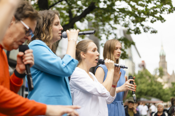 Sängerinnen auf der Straßenbühne beim Bardentreffen 2025