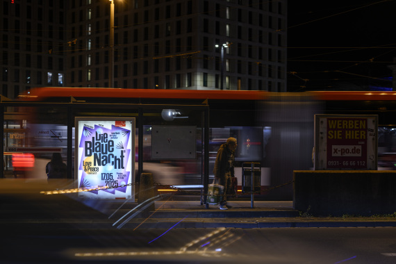 Plakatmotiv der Blauen Nacht bei Nacht