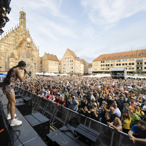 Blick auf den Hauptmarkt beim Bardentreffen 2024