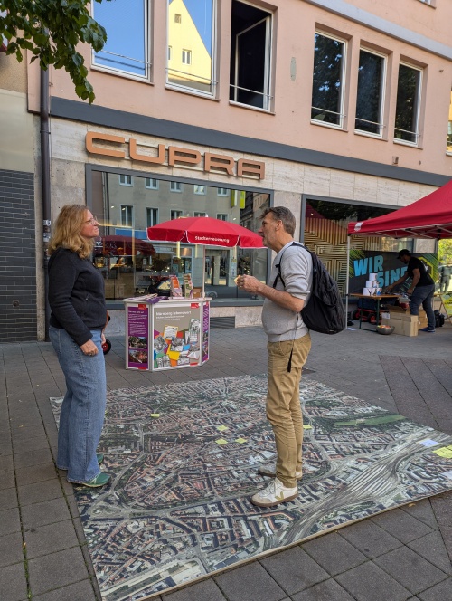 Gespräch mit Passanten bei der Klara-Kärwa