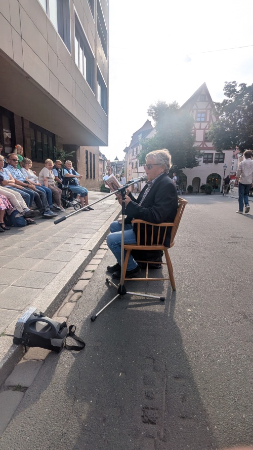 Foto der Lesung von Fitzgerald Kusz am Weinmarkt im Rahmen der Lesereise durch die Altstadt 2026