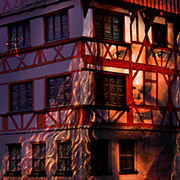 Fassade des Dürer-Hauses mit Projektion eines Selbstportraits v