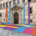 Bunte Kunstrasenteppiche vor dem Alten Rathaus
