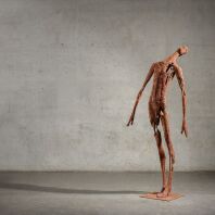 Mensch in kahlem Raum