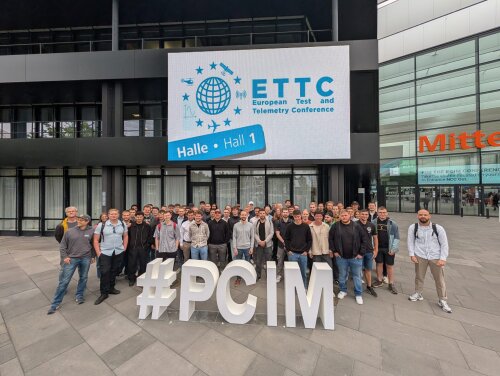Gruppenbild vor dem Eingang (Sensor+Test 2026 & PCIM Europe) © Schneider / RDF Nürnberg