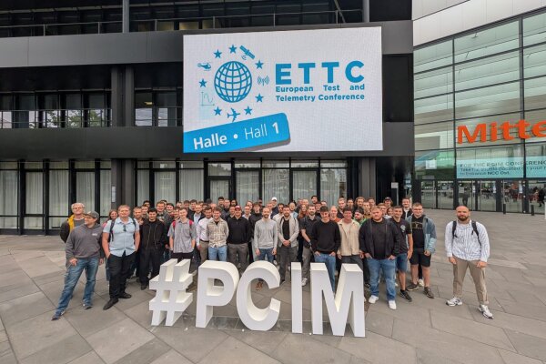 Gruppenbild vor dem Eingang (Sensor+Test 2026 & PCIM Europe)