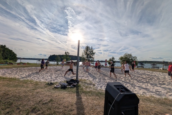 MTV1 am Beachvolleyball Feld