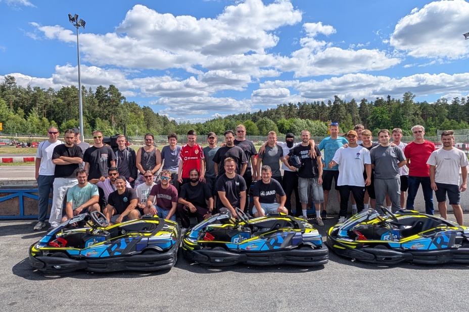 Klassenfoto vor dem Kartfahren, Bild © Jochen Schneider / Stadt Nürnberg