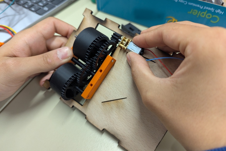 Montage des selbst gedruckten Getriebes, Bild © Hoffmann / RDF Nürnberg