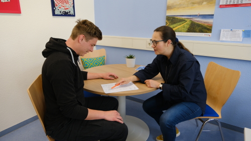 Button Anmeldung Beratungstermin Tisch © RDF Nürnberg