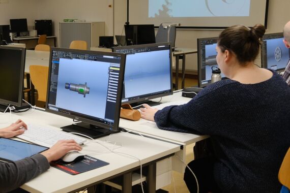Schüler im CAD Unterricht