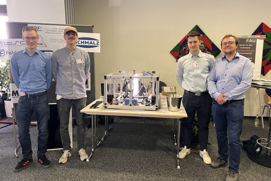 Projektgruppe die einen selbstfahrenden und KI-gestützten Zigaretten-Stummel Sammelroboter gebaut hat., Bild © Hartwig / RDF Nürnberg