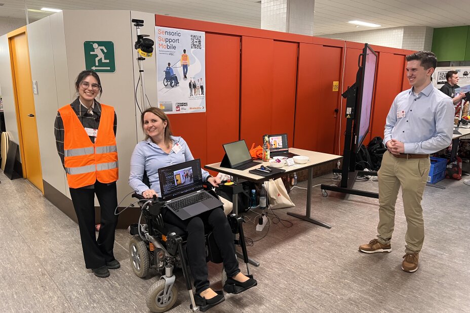 In dem Projekt wurde ein elektrischer Rollstuhl so umgerüstet, dass er mittels KI eine Warnweste erkennt und dieser folgt. Über Lidar Sensoren wird verhindert, dass der Rollstuhl mit Personen kollidiert., Bild © Hartwig / RDF Nürnberg