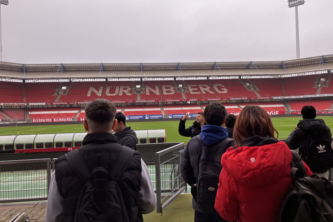 Schülerinnen und Schüler besuchen das Fußballstadion in Nürnberg