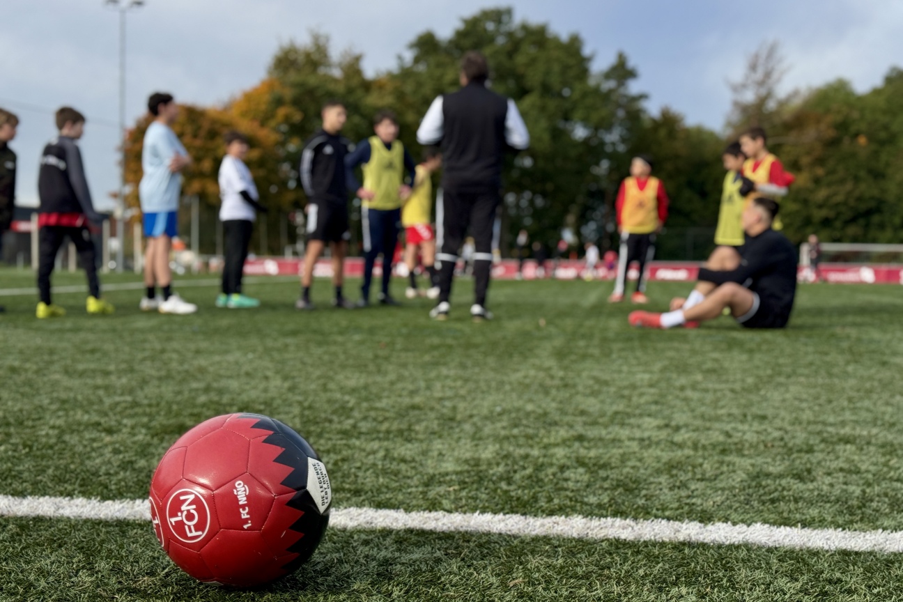 Trainer mit Schülern auf dem Trainingsgelände des 1.FCN.