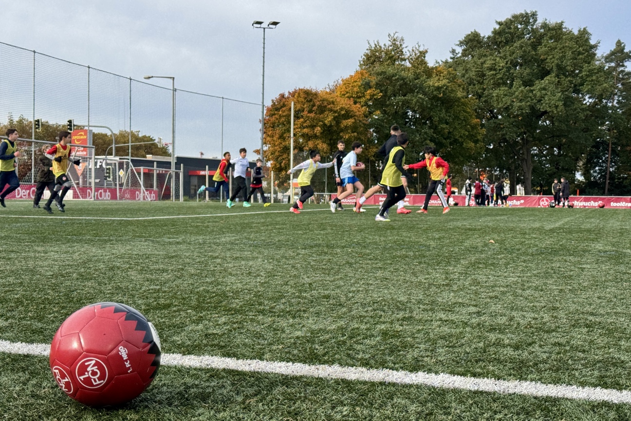 Schüler spielen Fußball beim 1.FCN.