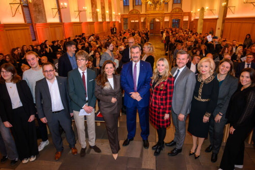 Gruppenfoto Bildungshelden 2025. Zu sehen sind unter anderem Cornelia Trinkl, Markus Söder, Markus König und Julia Lehner sowie SCHLAU Mitarbeiterin Frau Martini