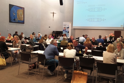 Teilnehmende des Netzwerktreffen beim Kennenlernen und Austauschen