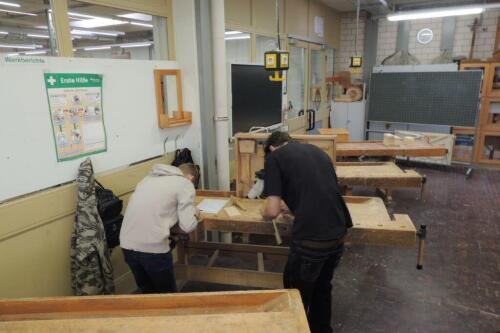Zwei Schüler bei der Herstellung eines Werkstücks aus Holz