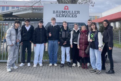 Jugendliche und SCHLAU Mitarbeitende bei Betriebsbesuch
