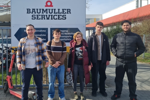 Jugendliche besuchen Firma Baumüller