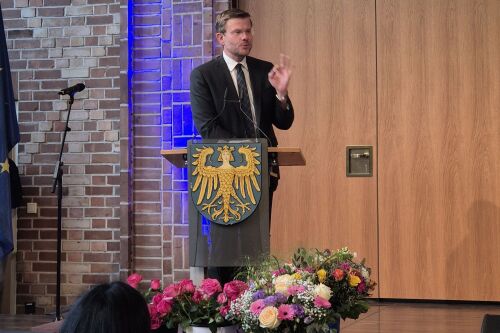 Oberbürgermeister Marcus König während einer Rede auf der Bühne