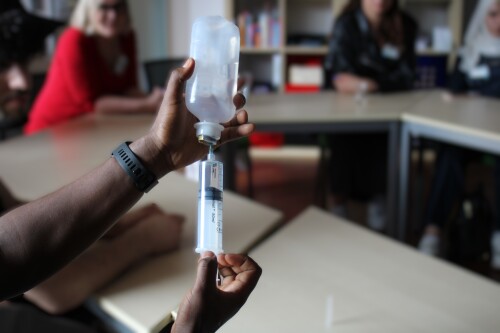Schüler zieht unter fachlicher Aufsicht eine Infusion auf