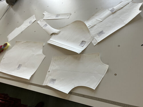 Schnittmuster für ein Kleidungsstück von der Modeschule B5