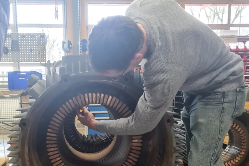 Der Ausbilder stellt die Lehrwerkstatt vor.