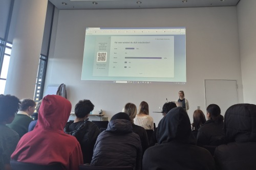 Die Ausbildungsakquisiteurin, Frau Domabil, während des Workshops mit Jugendlichen.