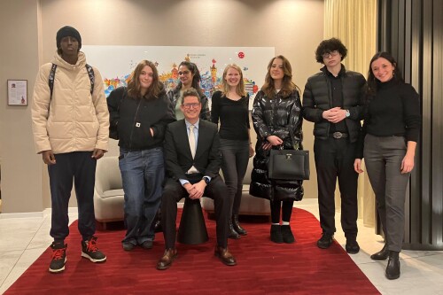 Gruppenfoto mit dem Hoteldirektor, den teilnehmenden Jugendlichen und drei SCHLAU-Mitarbeiterinnen