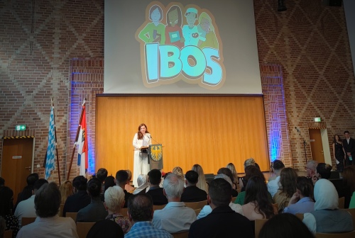 Schulreferentin, Cornelia Trinkl, während einer Rede auf der Bühne