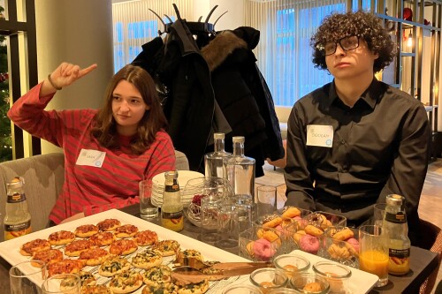 Jugendliche beim Fragen stellen während des Buffets