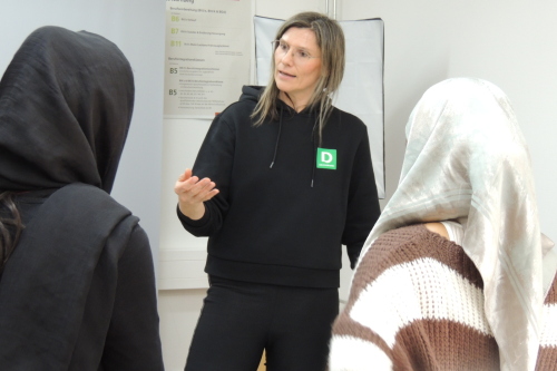 Frau Katzenberger im Gespräch mit zwei Schülerinnen.