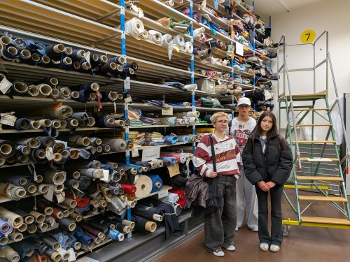 Materiallager mit vielen verschiedenen Stoffen der Modeschule B5