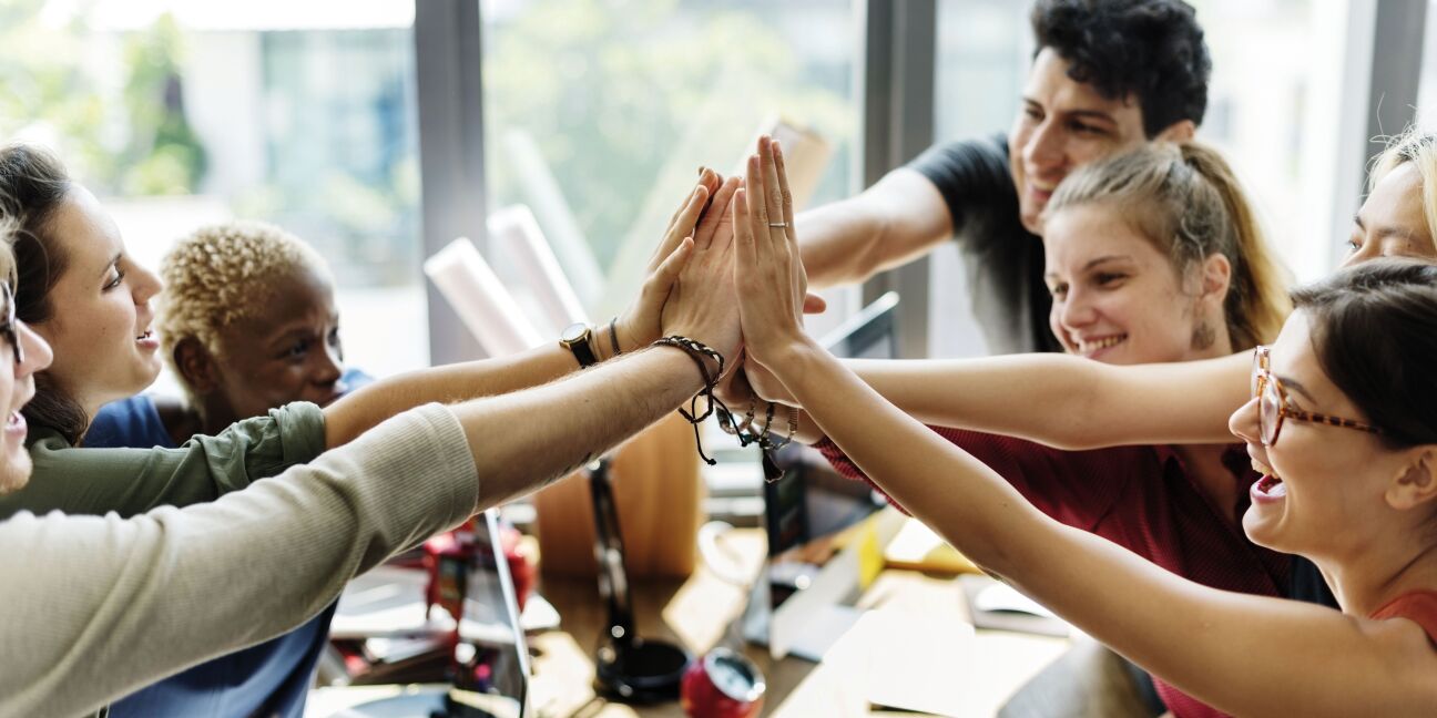 Jugendliche Hände abklatschen, Bild © Copyright (c) 2016 Rawpixel.com/Shutterstock.  No use without permission.