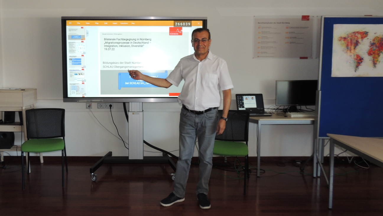 Herr Turhan hält einen Vortrag, Bild © SCHLAU