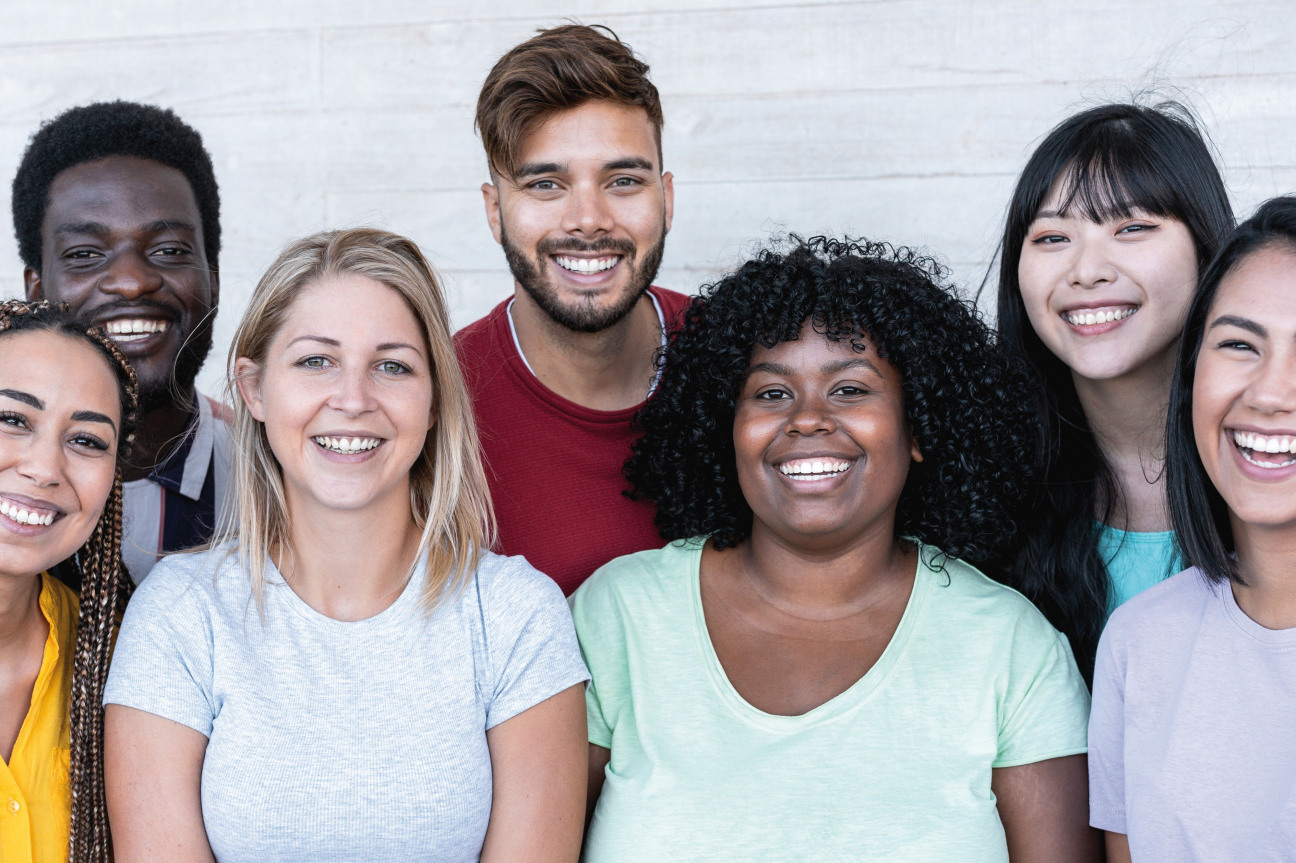 Bild © Copyright (c) 2020 DisobeyArt/Shutterstock. No use without permission. Happy friends from different races and culture laughing in front of phone camera - Young millennial people having fun together - Multiracial generation concept - Main focus on center girls, Bild © Copyright (c) 2020 DisobeyArt/Shutterstock. No use without permission.