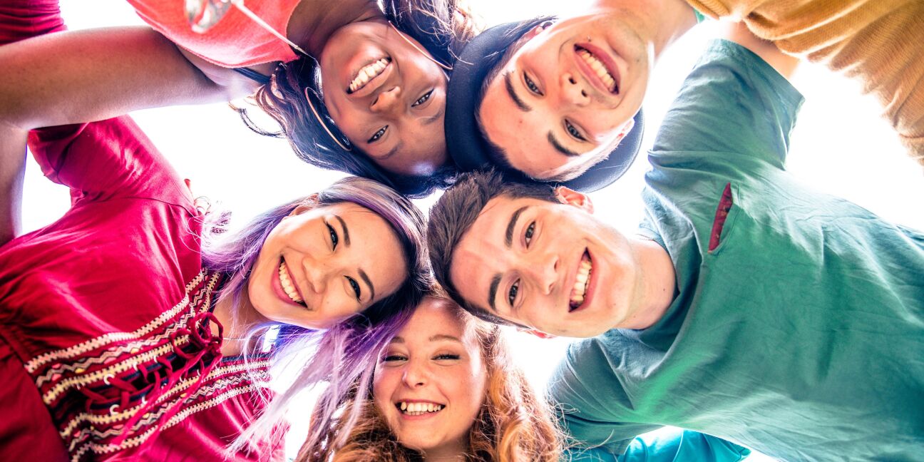 Jugendliche sehen in Kamera auf dem Boden, Bild © Copyright (c) 2017 oneinchpunch/Shutterstock.  No use without permission.