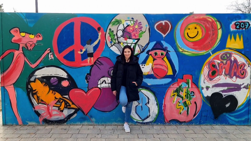 Jugendliche lehnt an Grafitti Wand