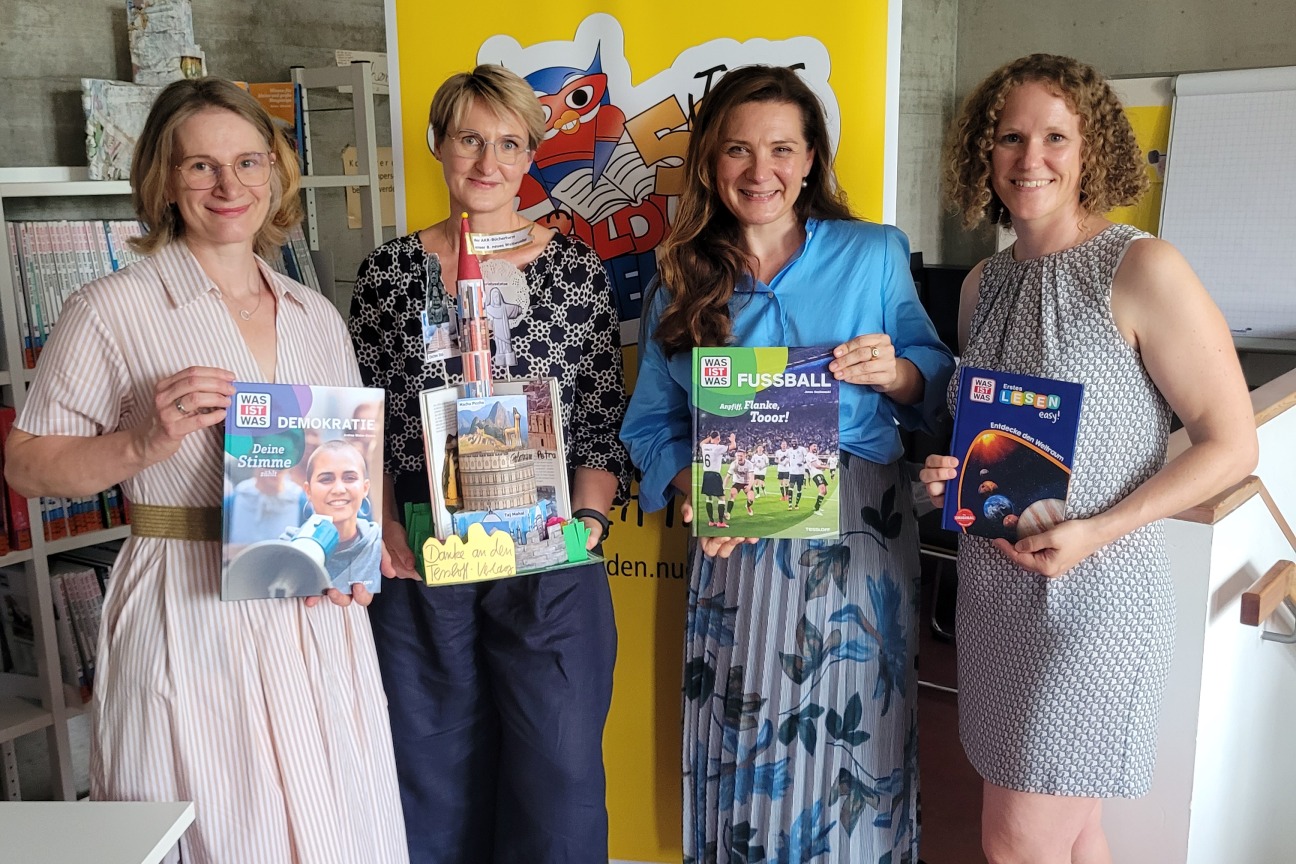 Bücherspende an der Adam-Kraft-Realschule