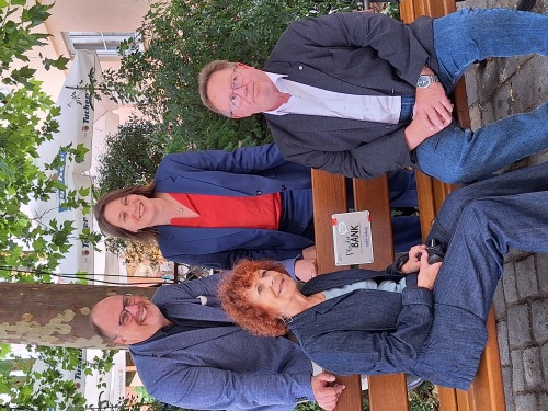 Bei der Einweihung einer Plauderbank in Nürnberg posieren Bürgermeister Christian Vogel, Sozialreferentin Elisabeth Ries, Stadträtin Gaby Penzkofer-Röhrl und Georg Reif vom Magazin sechs+sechzig.